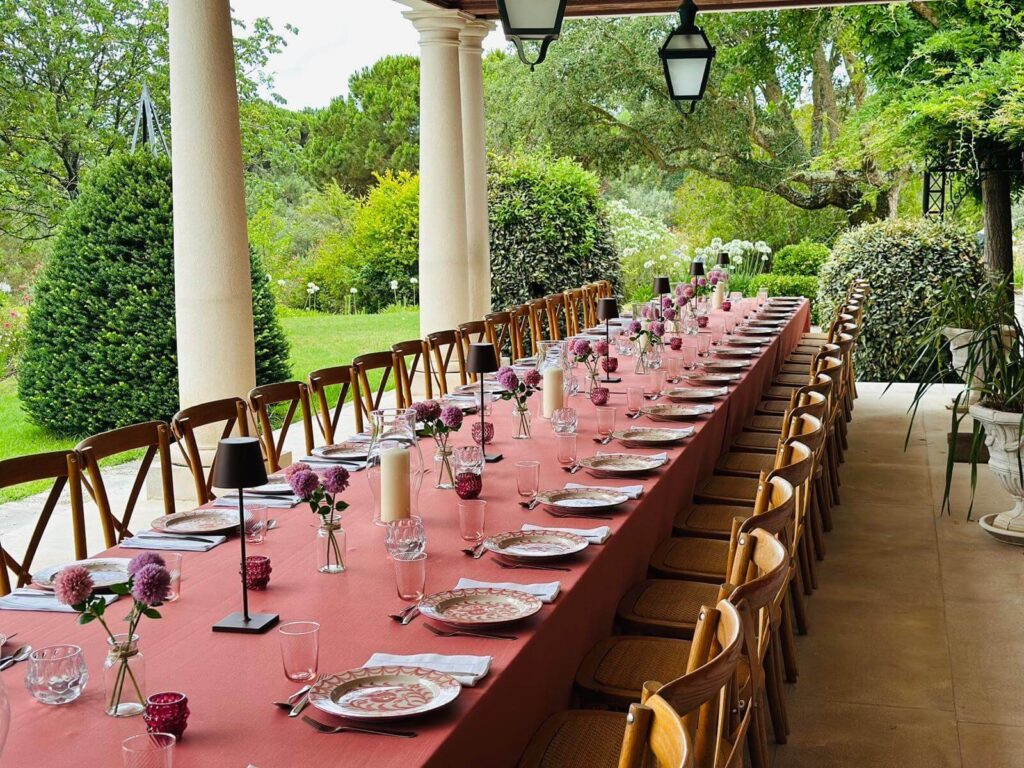 A Festa Aluga organiza eventos como casamentos, eventos corporativos e festas. Os serviços disponíveis são decoração, planning e aluguer de material.