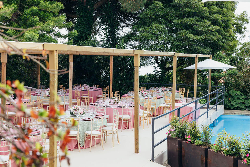 A Festa Aluga organiza eventos como casamentos, eventos corporativos e festas. Os serviços disponíveis são decoração, planning e aluguer de material.