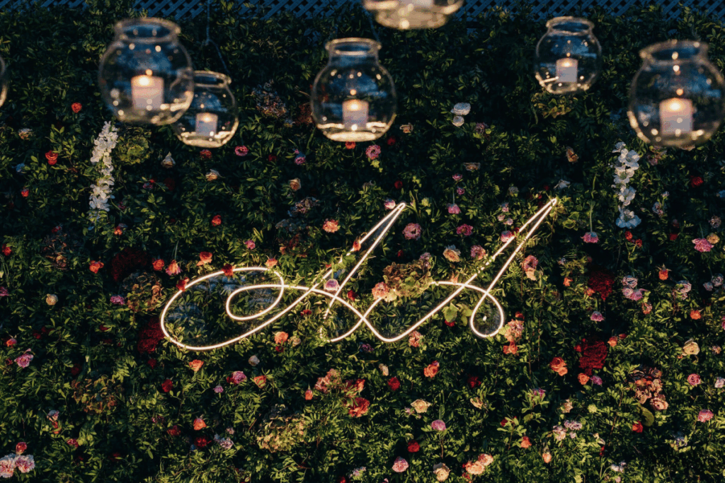 A Festa Aluga organiza eventos como casamentos, eventos corporativos e festas. Os serviços disponíveis são decoração, planning e aluguer de material.