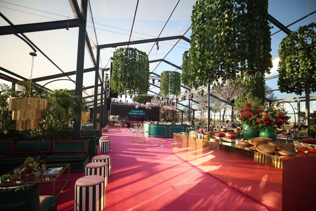 A Festa Aluga organiza eventos como casamentos, eventos corporativos e festas. Os serviços disponíveis são decoração, planning e aluguer de material.