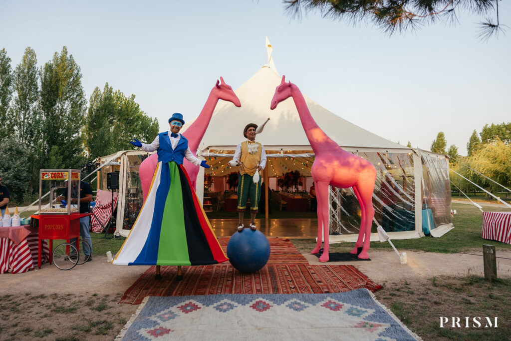 A Festa Aluga organiza eventos como casamentos, eventos corporativos e festas. Os serviços disponíveis são decoração, planning e aluguer de material.