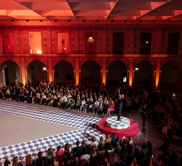 A Festa Aluga organiza eventos como casamentos, eventos corporativos e festas. Os serviços disponíveis são decoração, planning e aluguer de material.