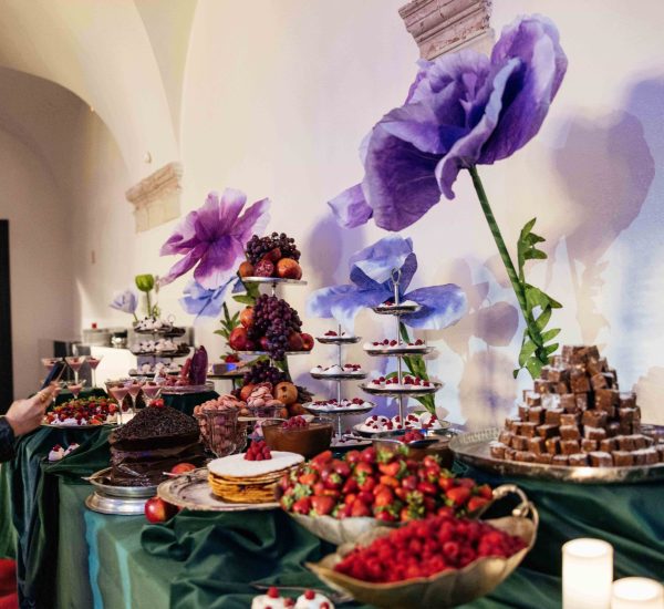 A Festa Aluga organiza eventos como casamentos, eventos corporativos e festas. Os serviços disponíveis são decoração, planning e aluguer de material.